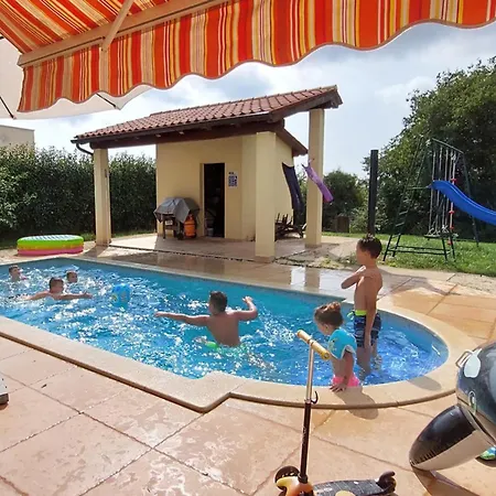 Holiday home Modernes In Mit Privatem Pool