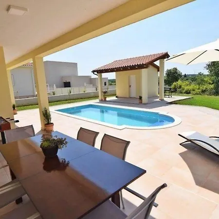 Modernes In Mit Privatem Pool Holiday home *