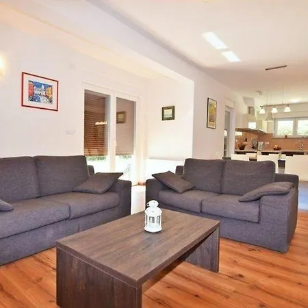 Holiday home Modernes In Mit Privatem Pool Pula