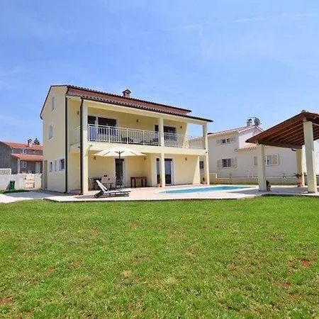 Modernes In Mit Privatem Pool Holiday home